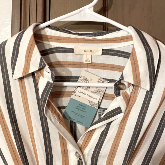 Adorable and chic pinstripe cropped shirt in grey and cream stripes. - Picture 2 of 6